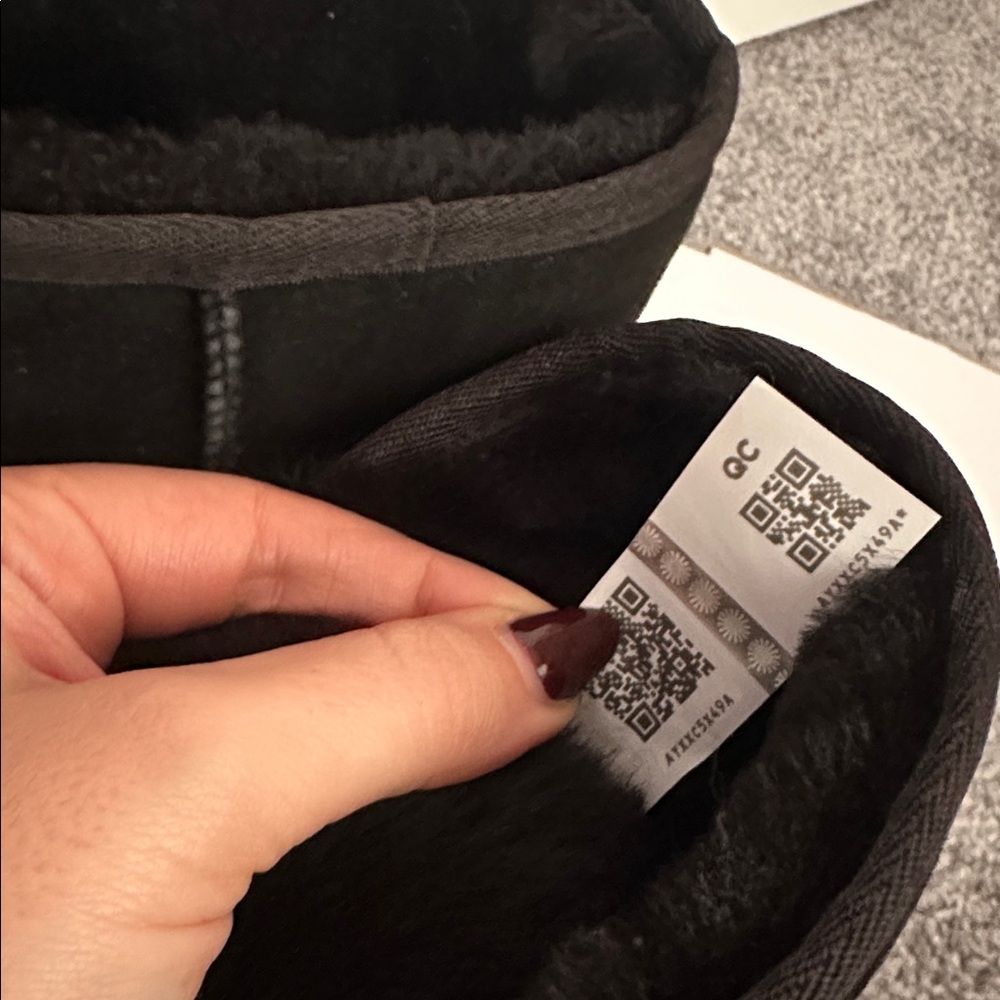 NWT UGG Classic Short II black boot - women’s size 9 - Picture 10 of 10